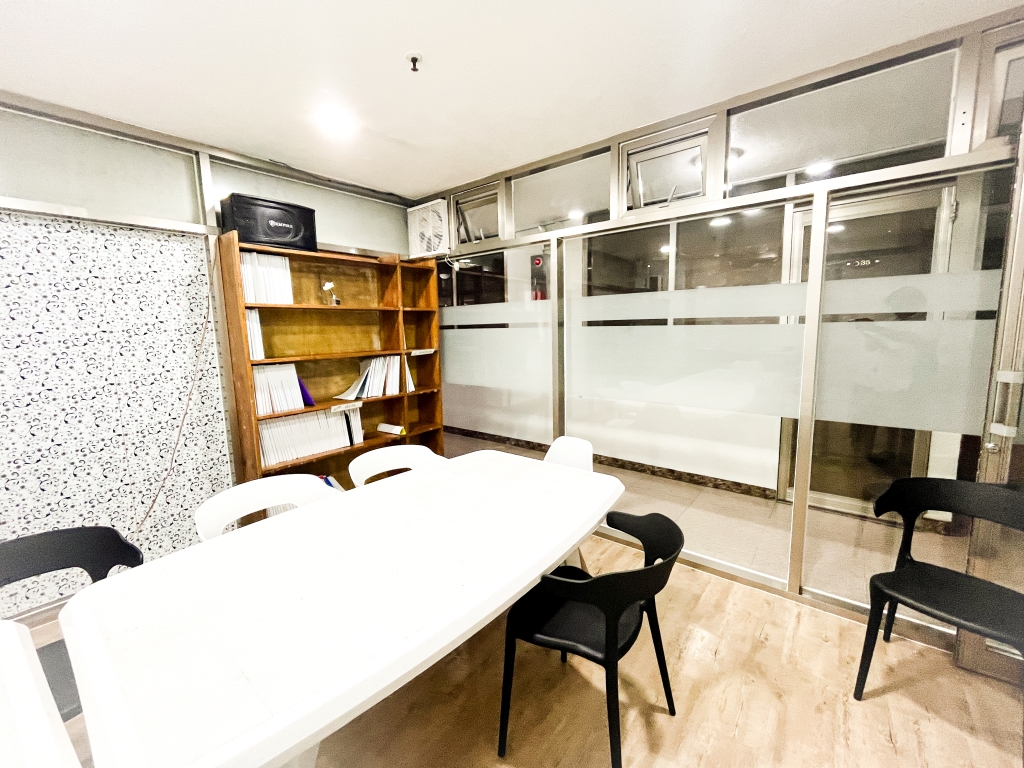 フィリピン留学 Cebu21 - Wales-Listening Room-2